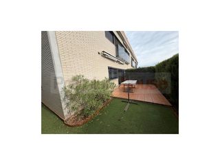 Etagenwohnung  Calle almeria d'. Planta baja con patio privado, plaza de aparcamiento y trastero
