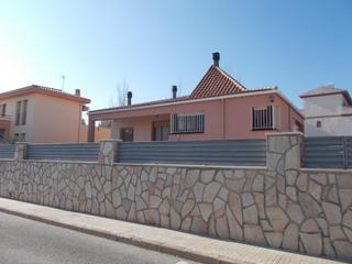 Xalet  De la sentiu. Gran  chalet individual haciendo  esquina, con piscina cubierta