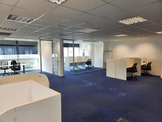 Büro  De l'energia. Oficina con graje en badalona