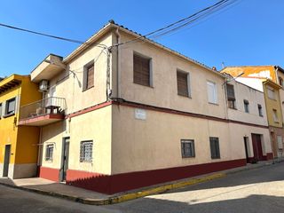 Casa in Monzón. Casa con dos viviendas en el palomar