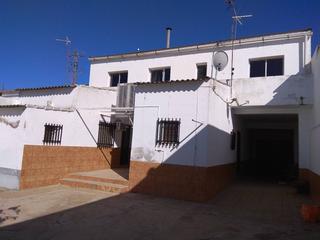 Casa a Puebla de Sancho Pérez. Piso en bruto más local. amplio. para terminar