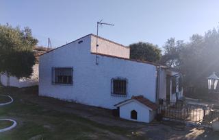 Masia a Jerez de los Caballeros. Parcela muy cerca de jerez. casa, agua, luz eléctrica. proindivi