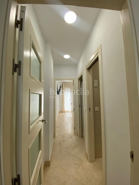 Foto 127b984c-6b10-49e7-837a-d8d1dc56d1d9. Pis amb xemeneia aparcament a La Buhaira Sevilla