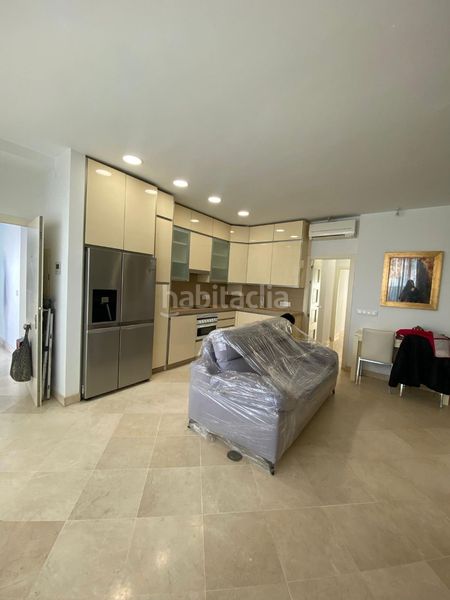 Foto bd13cac9-70f1-4a66-99e8-2e0730e274b4. Pis amb xemeneia aparcament a La Buhaira Sevilla