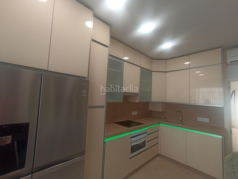 Foto bd50aec1-1b3b-4917-b020-5cd98ce248fe. Pis amb xemeneia aparcament a La Buhaira Sevilla