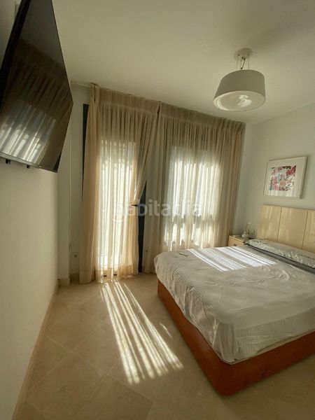 Foto e0e58606-649f-443e-93d5-b75d8a2a63dc. Pis amb xemeneia aparcament a La Buhaira Sevilla