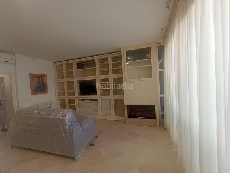 Foto eabd0309-bd8f-493a-9fc1-766f2d3b6160. Pis amb xemeneia aparcament a La Buhaira Sevilla