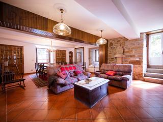 Casa a Poblado barro-siador 5. Encantadora casona de piedra con múltiples posibilidades!