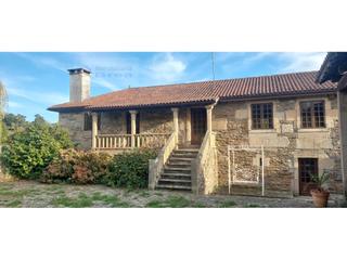 Haus  N/a. Casa de piedra con capilla.