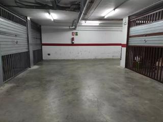 Aparcament cotxe a Hostalric. Plaza de parking con puerta basculante en venta en hostalric