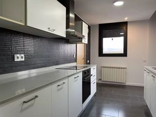 Flat in Hostalric. Cocina con salida a amplia terraza muy íntima