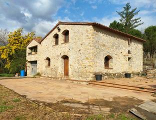 Masia a Breda. Masia restaurada en venta en breda