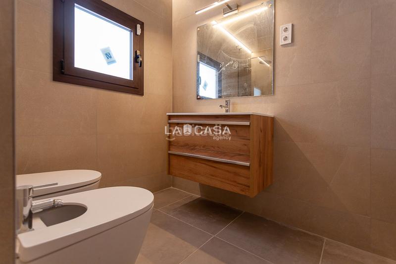 Foto 29a5e97b-848d-4ad5-9b1e-65718f501820. House with heating parking in Baixador Castelldefels