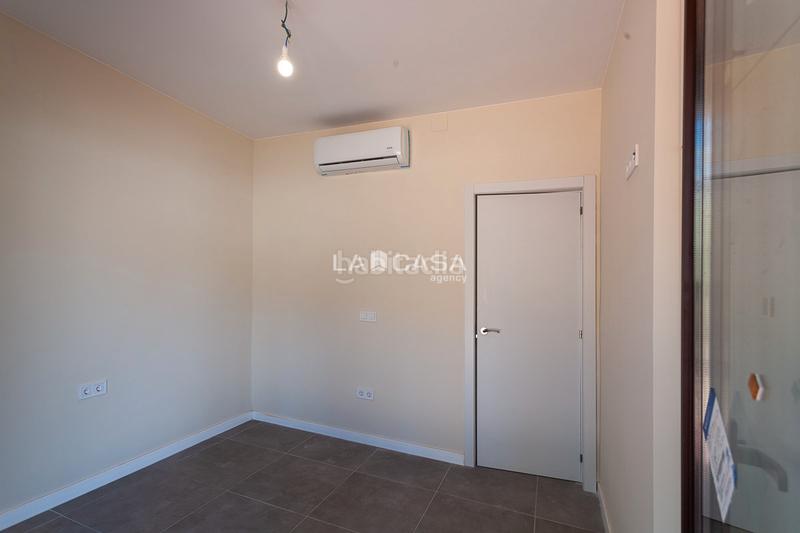 Foto 2fec870f-b7a9-43fd-be45-d0a0df39a8ea. House with heating parking in Baixador Castelldefels