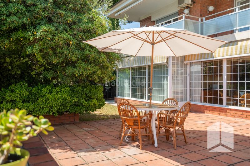 Foto 06106ae8-de90-453b-b337-85571f74ca44. Casa amb aparcament piscina a Montmar Castelldefels
