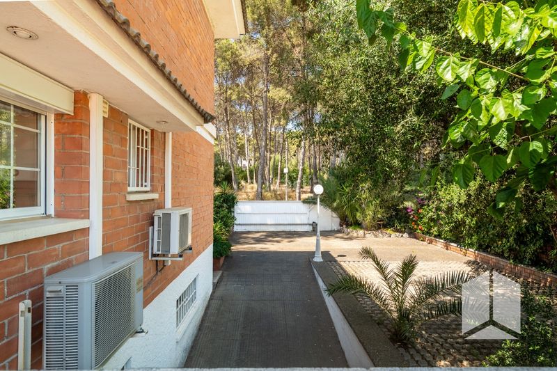Foto 7c187e88-1ec2-4b8b-a115-1a0852b54394. Casa amb aparcament piscina a Montmar Castelldefels