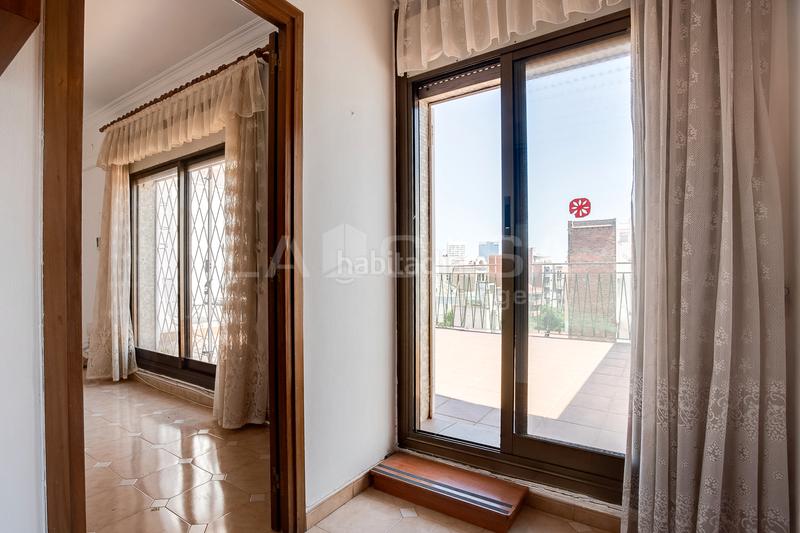 Foto f2edb76c-d963-4ed1-89da-6499cff156e5. Attico in Sants Barcelona