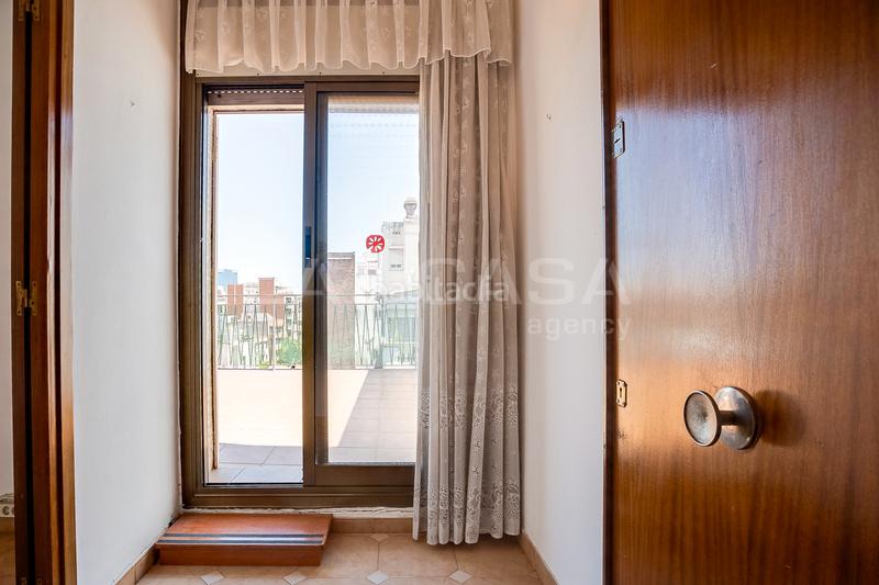 Foto 918fd680-1d9c-480f-88c0-4b446632c9e7. Dachwohnung in Sants Barcelona