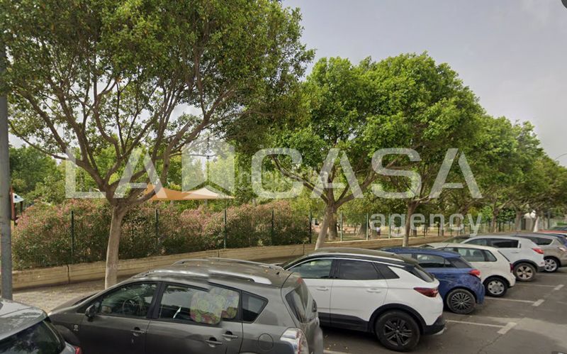 Foto 67b0ed96-f349-4a6d-a0e3-53ea6a2f04e0. Casa adossada amb aparcament piscina a Avenida de Europa Montequinto