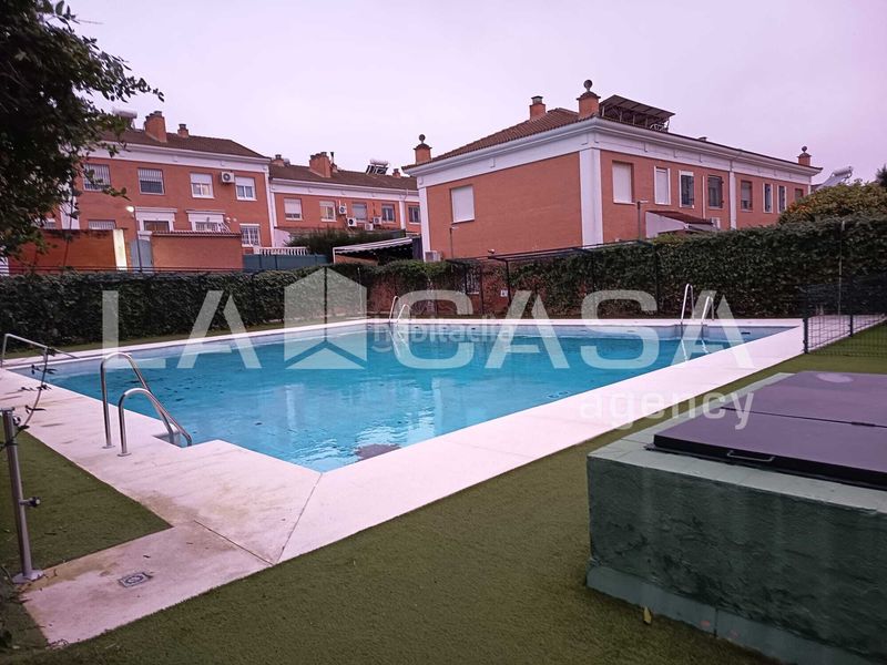 Foto ec1fd41a-6140-4a5e-909a-f78a5b5bd879. Casa adossada amb aparcament piscina a Avenida de Europa Montequinto
