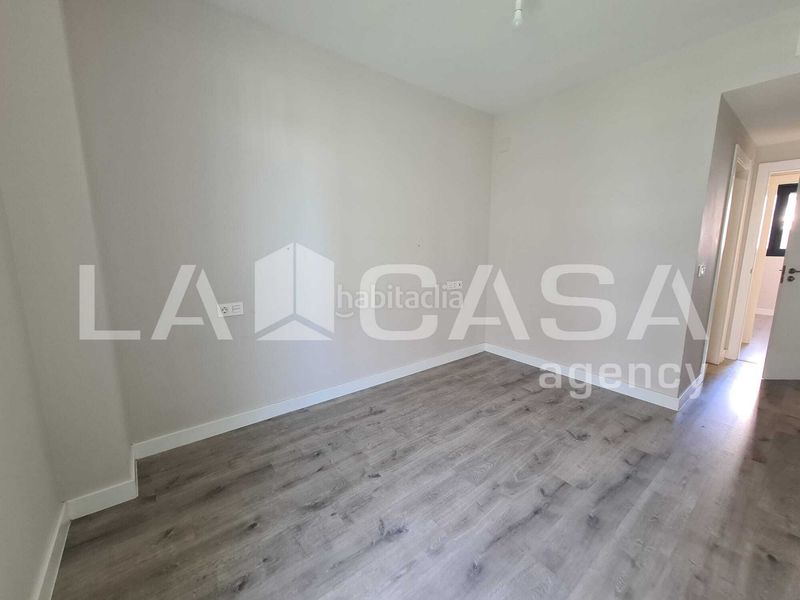 Foto 6a6a62b1-7b7c-463c-9699-749c3a486dbb. Pis amb aparcament piscina a Entrenúcleos Dos Hermanas