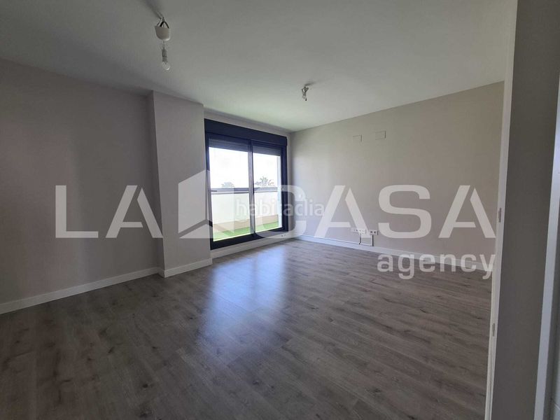 Foto 7a059184-ff57-44cc-83e1-3f768e2e7419. Pis amb aparcament piscina a Entrenúcleos Dos Hermanas