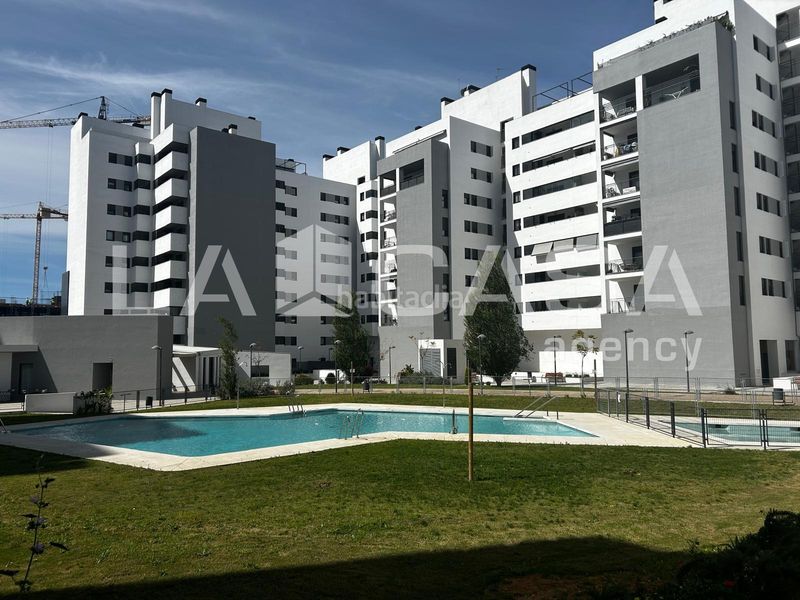 Foto ba1b0028-6f08-4342-b972-e293928db3f4. Pis amb aparcament piscina a Entrenúcleos Dos Hermanas