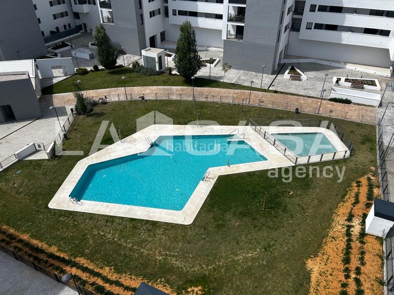 Foto c98833eb-3c12-4ebd-96ff-d2fa8e9911db. Pis amb aparcament piscina a Entrenúcleos Dos Hermanas