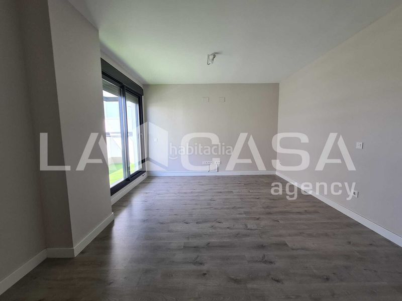 Foto f004bd92-4cf8-42b0-8e19-ef653bfb402a. Pis amb aparcament piscina a Entrenúcleos Dos Hermanas