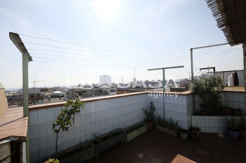 Foto d35cc400-9848-4989-b49e-f86502b958e8. Ático en Prosperitat Barcelona