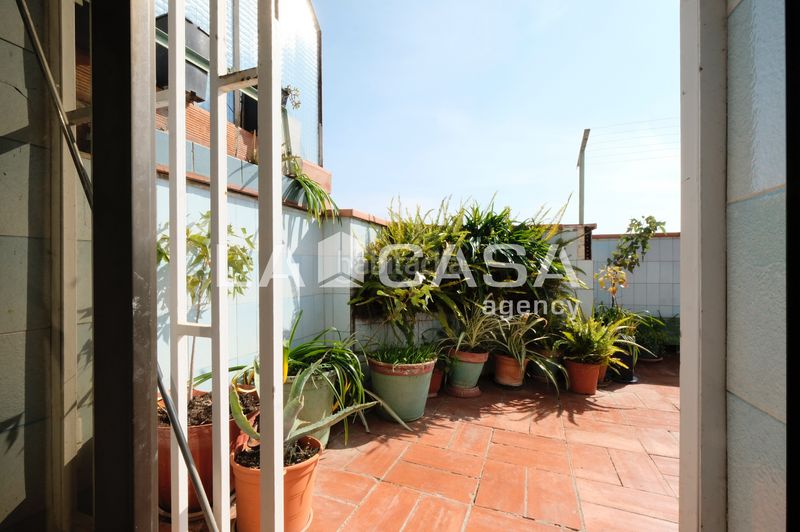 Foto f480b779-3f35-4868-9ef1-4decb9612e38. Ático en Prosperitat Barcelona