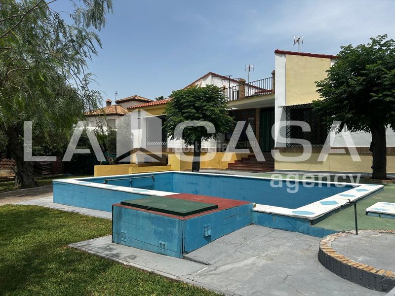 Foto be2fc754-01d4-4b79-b039-be2a59faf0f8. Xalet amb aparcament a cerros de Montequinto Montequinto