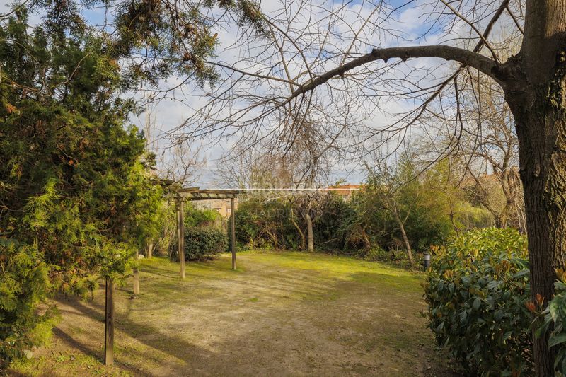 Foto bd82deb6-dc78-4c67-b85e-017f50000db5. Pis amb calefacció aparcament piscina a Sector B Boadilla del Monte