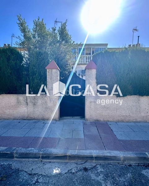 Foto 17ed6a41-b71f-4d48-8885-6c9bb79e5ac2. Casa adossada amb aparcament piscina a Gelves