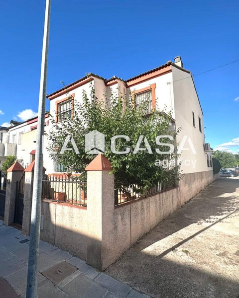 Foto 89b32503-65e3-424d-8d75-de632b6790a8. Casa adossada amb aparcament piscina a Gelves