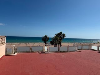 Pis a Baixador. Espectacular piso frente al mar con gran terraza, piscina, parki