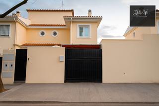 Casa bifamiliare  Calle compositor carmelo bernaola. Chalet pareado en venta en calle compositor carmelo bernaola