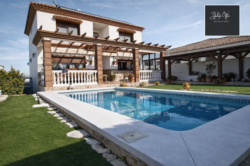 Foto 4c818e94-e75e-486b-9974-81ec3c048d7f. Chalet con camino parcheggio piscina in Capellanía - Retamar Alhaurín de la Torre