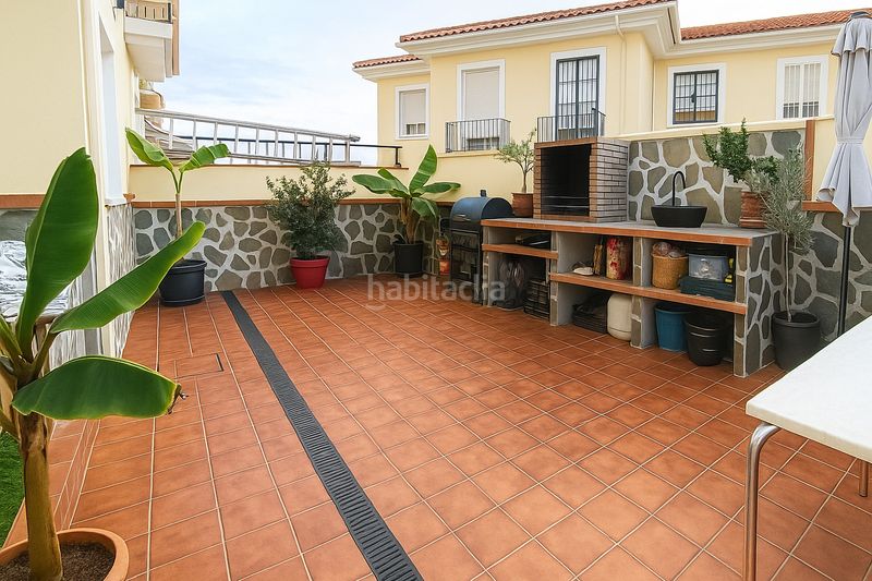 Foto 0f8688a0-d8a1-4976-acec-efd2ea23cecd. Casa aparellada amb xemeneia aparcament piscina a Málaga