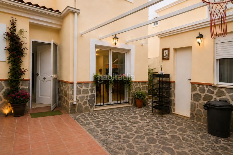 Foto 270d64b7-e2b7-40a6-bb23-81d4abcb2814. Casa aparellada amb xemeneia aparcament piscina a Málaga