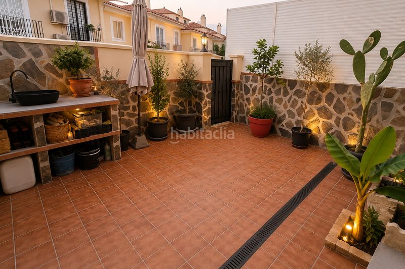 Foto 42b81cb4-ce86-4a42-914c-fdd8d922ac21. Casa aparellada amb xemeneia aparcament piscina a Málaga