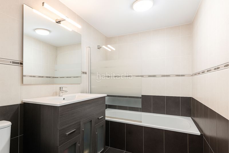 Foto b1261dbd-9a93-401c-89b4-a17bed2e479b. Casa aparellada amb xemeneia aparcament piscina a Málaga