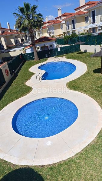 Foto f4a7d4ce-e6a4-4e18-a656-fe1eb9870af2. Casa aparellada amb xemeneia aparcament piscina a Málaga