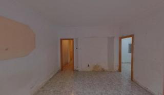 Pis a Carrer sol 7. Inmueble ocupado