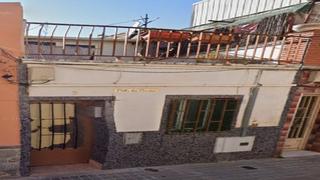 Casa adossada a Carrer de la garona 3. Atencio inversores!!!!!!!!!!