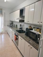 Casa pareada  Avinguda dels països catalans. Centrico,4 hab. en perfecto estado