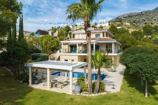 Chalet  Serrella. Lujosa y elegante villa en altea  de 793m2 orientada al sur, con