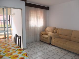 Piano terra en Avenida agustn blsamo 3. Piso semi-cntrico, con zona de aparcamiento privado.