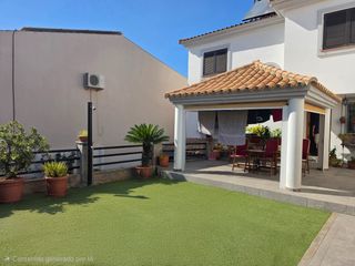 Casa adosada en La Granja - La Colina - Los Pastores. Casa grande de gran tamaño en muy buena zona de algeciras