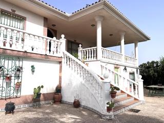 Chalet à Medellín. Chalet urbano en quinto cecilio